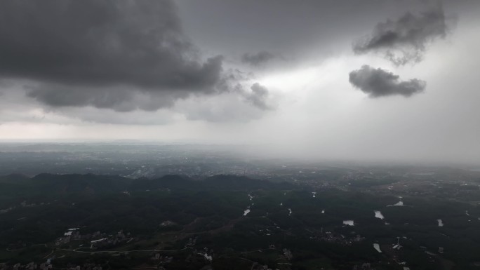 航拍粤西山区天昏地暗瀑雨将至