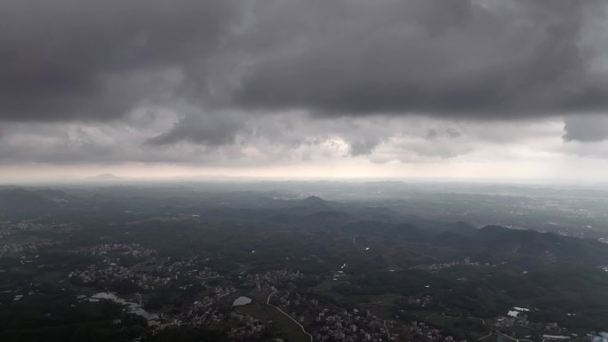 航拍粤西山区天昏地暗瀑雨将至