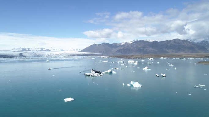 冰川人在冰原的水中大块的冰山，从Jokulsarlon冰岛的无人驾驶飞机上俯瞰，2021年2月