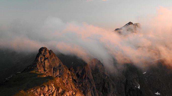 夕阳西下，云彩掠过石山，风景迷人极了 