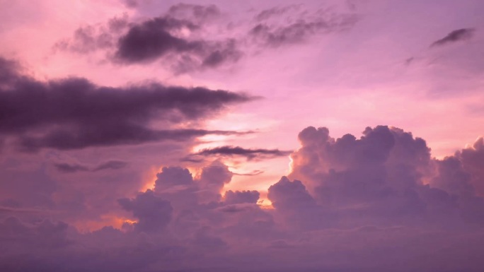 日落背景下多云天空的景致