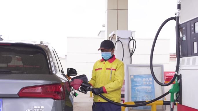 汽车经济 石油价格上涨 中石油加油站
