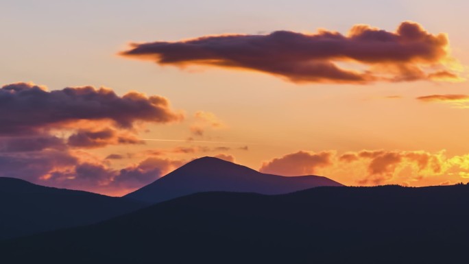 美丽的黄昏全景，夕阳西下，夕阳西下，远山峰顶，夕阳西下