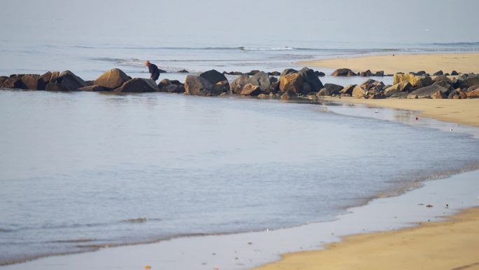 海边拾荒老人