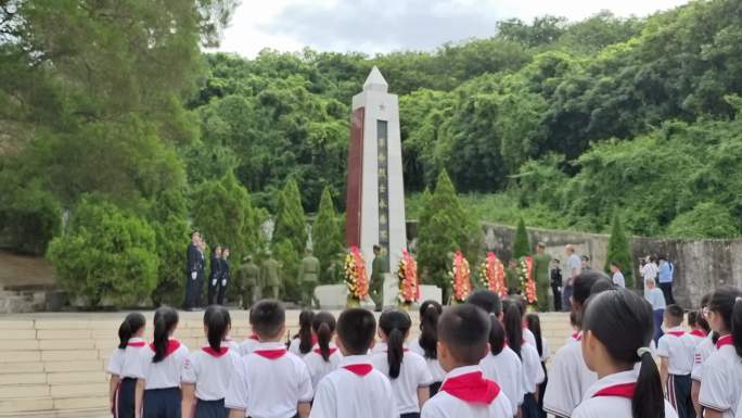 少先队员庄严的军礼小学生献花圈向烈士致敬