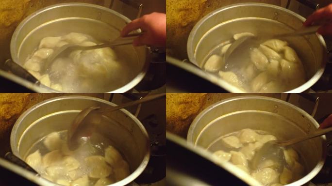 锅里沸腾的水煮饺子