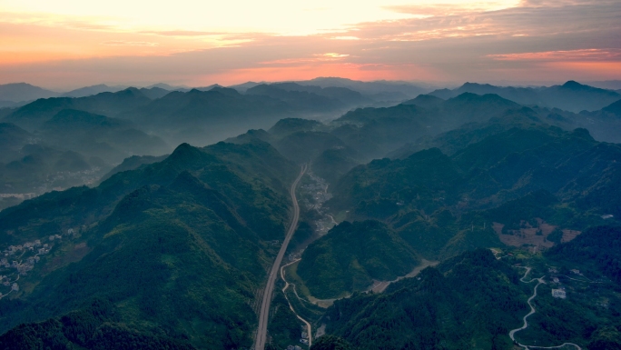 乌蒙山 高速公路 连绵大山