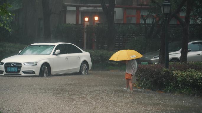 暴雨中行走