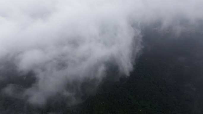 航拍鞍山市云下的千山