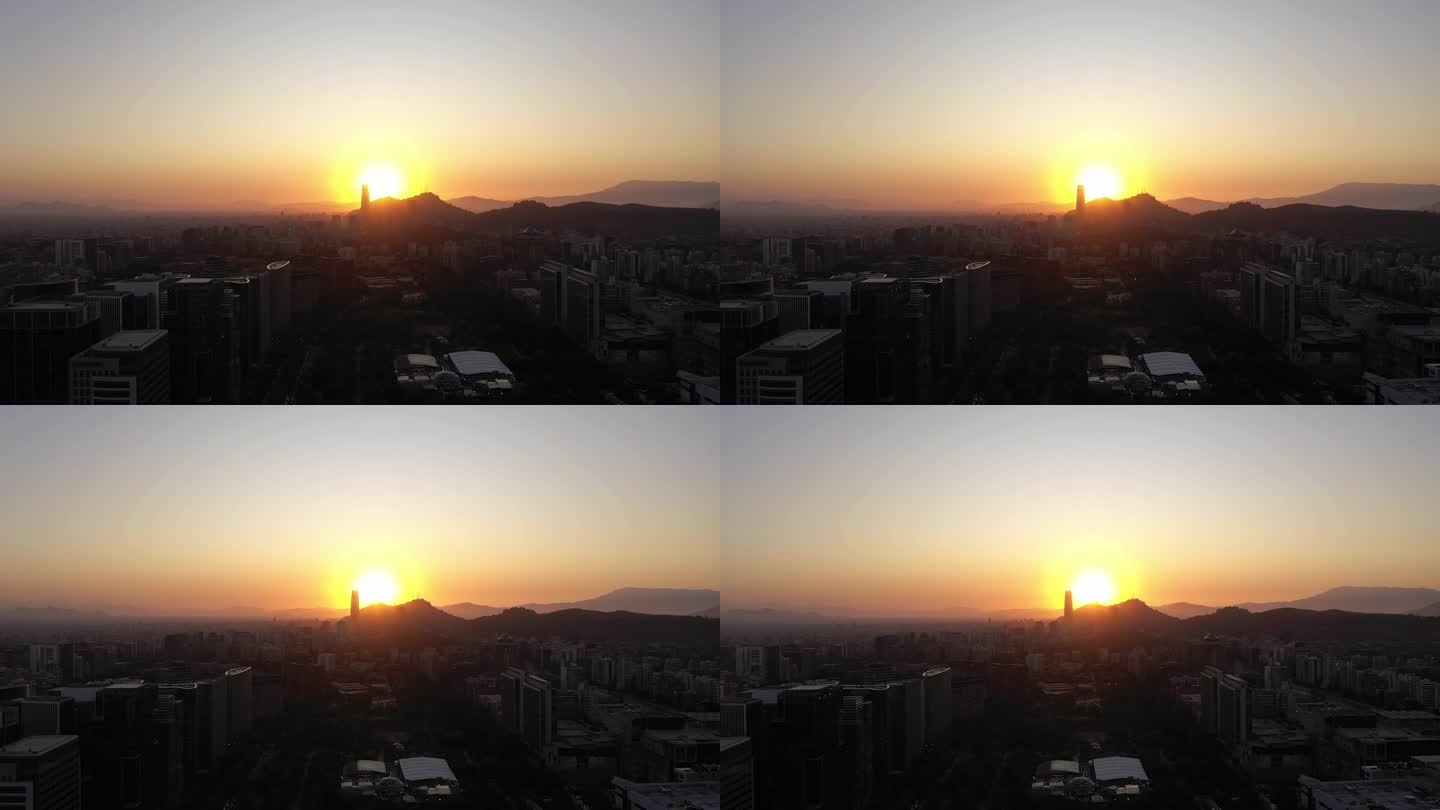 圣地亚哥城市天际线在日落。鸟瞰图。拉斯孔德斯公社。智利。无人机侧向飞行