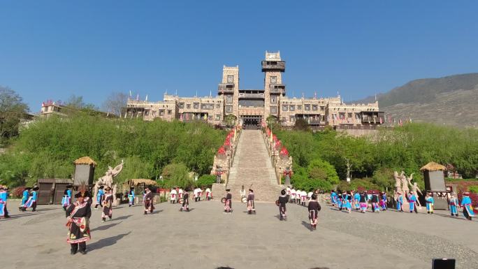 古羌城开城仪式旅游团游客
