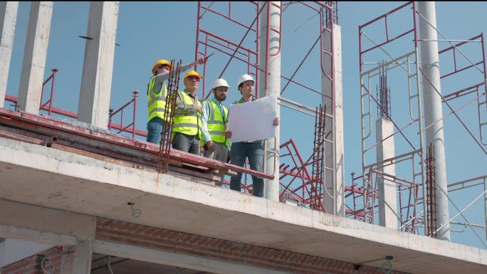 由承建商及建筑师组成的小组，由工头向工人解释计划建筑工地，以及蓝图、建筑工地、发展及结构.