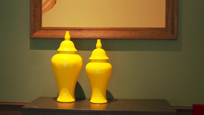 桌子上的黄色瓶子