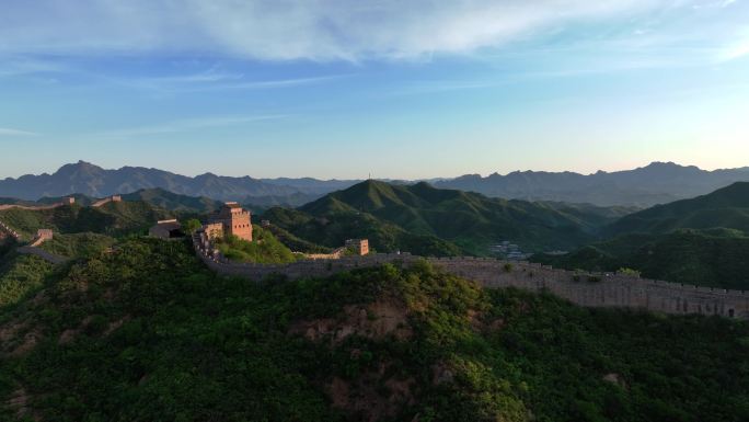 长城夕阳金光照射风景