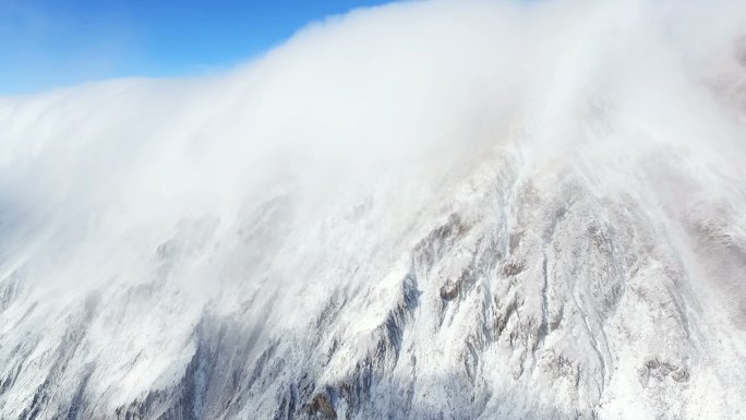 四川甘孜州卧龙巴朗山云海风景区湖泊风光