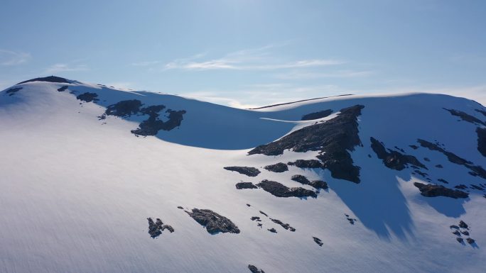 在寒冷的冬日里，从空中俯瞰北欧荒原上白雪覆盖的山脉，令人叹为观止。空中录像.