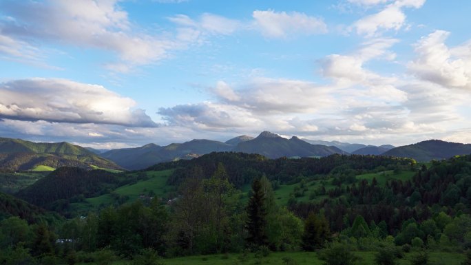 一天结束时，喀尔巴阡山脉山区和森林景观的全景。厚重的云量减少，消失无踪.