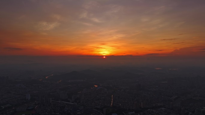 城市清晨日出