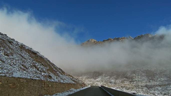 四川甘孜州卧龙巴朗山云海风景区湖泊风光