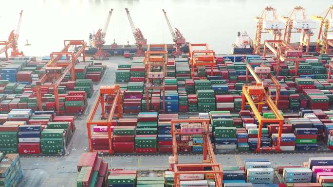 航拍广州港对外贸易的集装箱码头