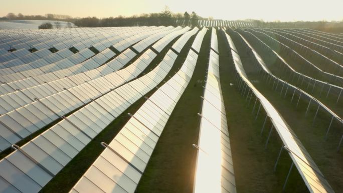 生态太阳能发电厂在野外绿色能源电力创新自然环境中的无人驾驶飞机镜头.太阳能电池板。生态、创新、自然、