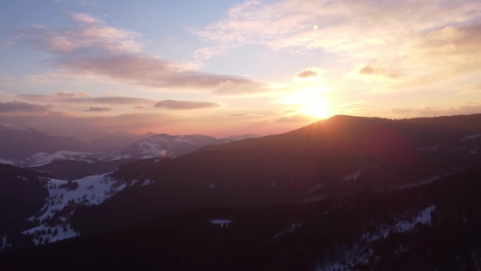 高山轮廓山脉上空冬季落日的空中景观, 