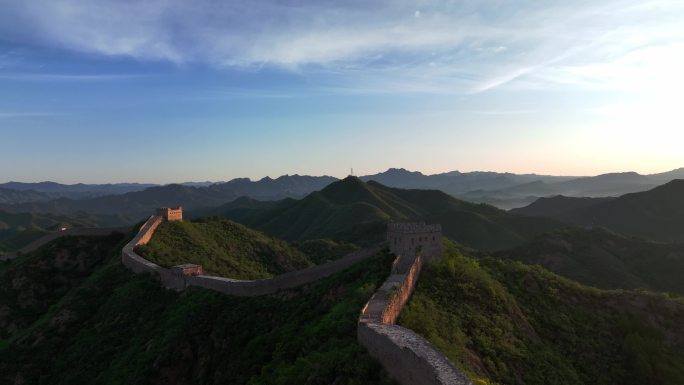 长城夕阳金光照射风景