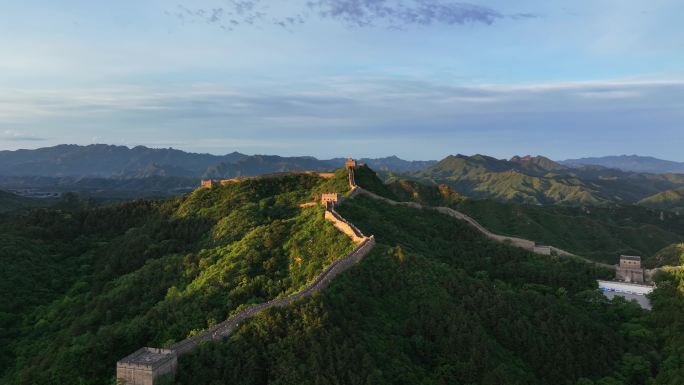 长城夕阳金光照射风景