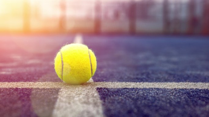蓝色庭院里,黄球落在网后的地板上.帕特尔网球是一种网球拍游戏.专业体育概念