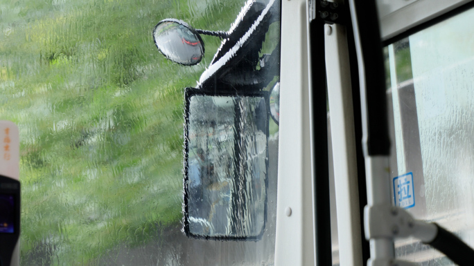 雨中公交车车辆