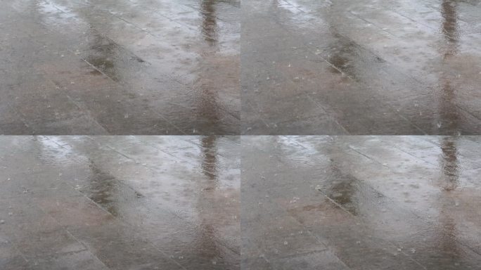 大雨在地面上溅起的水