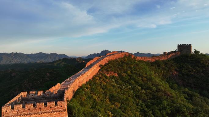 长城夕阳金光照射风景