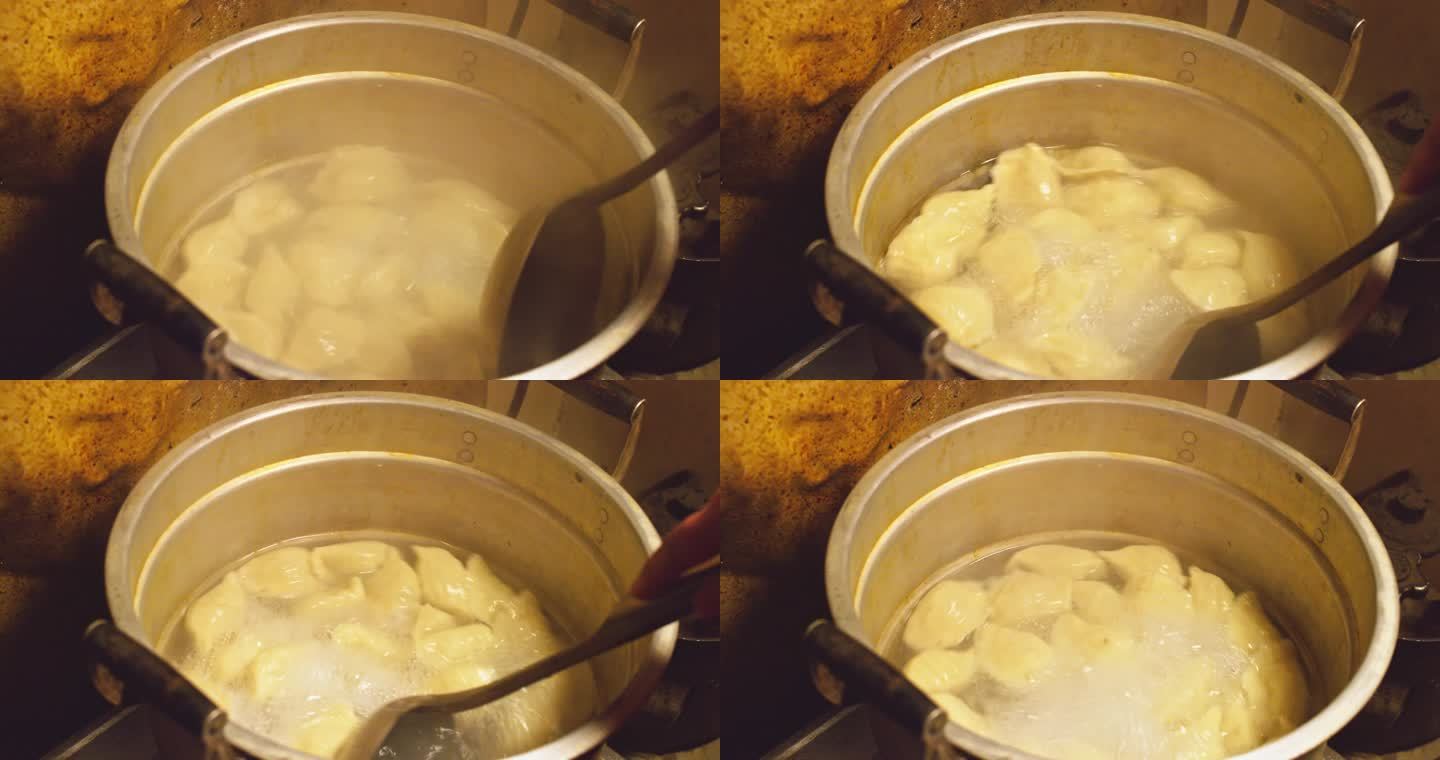 正在用钢锅煮饺子