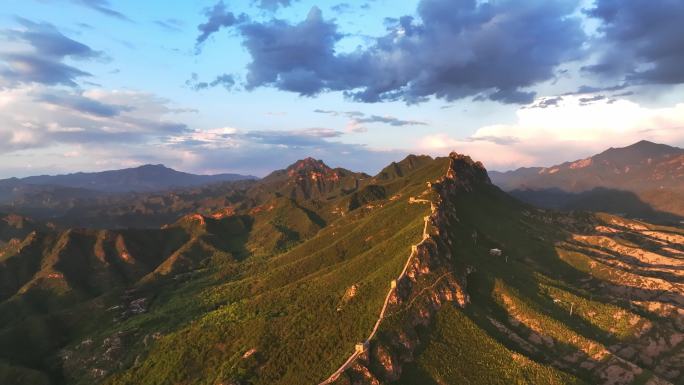 长城夕阳金光照射风景