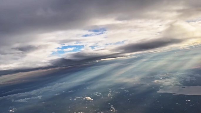 云层 航拍 旅途 丁达尔 日落 飞机窗外