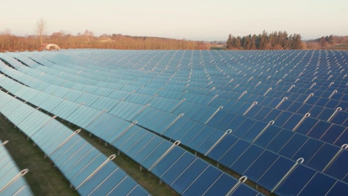 生态太阳能发电厂在野外绿色能源电力创新自然环境中的无人驾驶飞机镜头.太阳能电池板。生态、创新、自然、