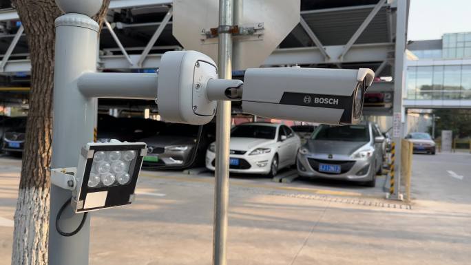 4K原创 停车场太阳能监控摄像头
