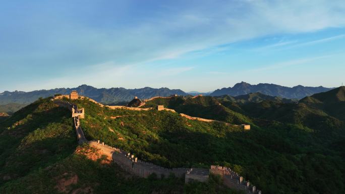 长城夕阳金光照射风景