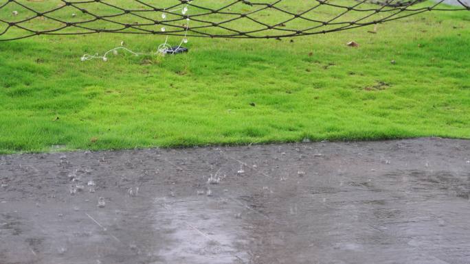 大雨落地面上溅起的水