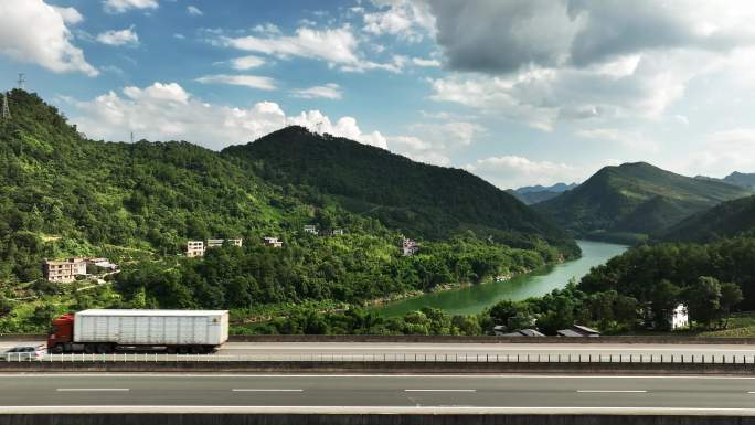 阳光下峡谷中横跨河流的高速公路大桥