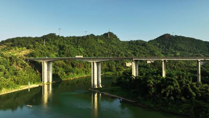 阳光下峡谷中横跨河流的高速公路大桥