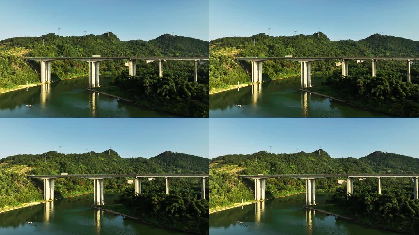 阳光下峡谷中横跨河流的高速公路大桥