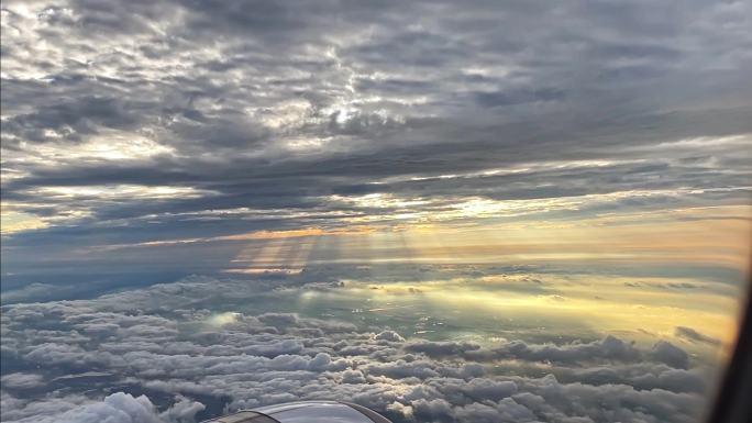 飞机窗外 云层 天空 归途 丁达尔