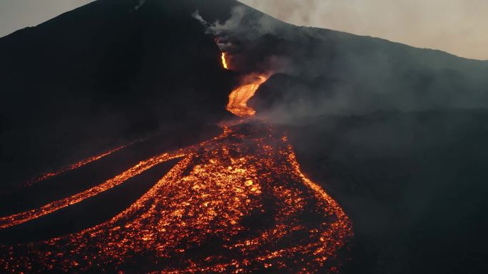 半岛的火山喷发。熔岩和火山口的流动。一个喷发的火山，夜间喷发出炽热的熔岩。来自拉维的昏暗。