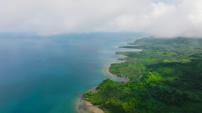 巴拉巴克岛的海岸线和穿过云层的蓝色大海。巴拉望。菲律宾。