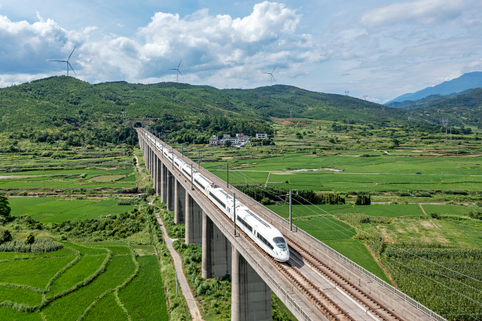 4K航拍京广高铁动车组驶过湖南郴州区段