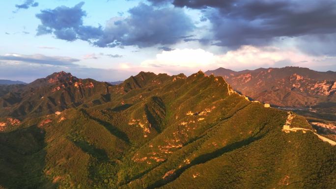 长城夕阳金光照射风景