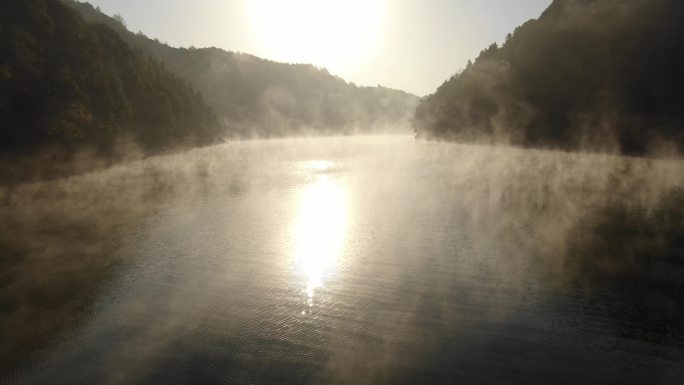 水面烟雾云绕