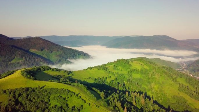 在空中俯瞰喀尔巴阡山脉边疆地区和农业用地无尽的繁茂草原。耕作的农田。日落时的乡村山景.乌克兰.