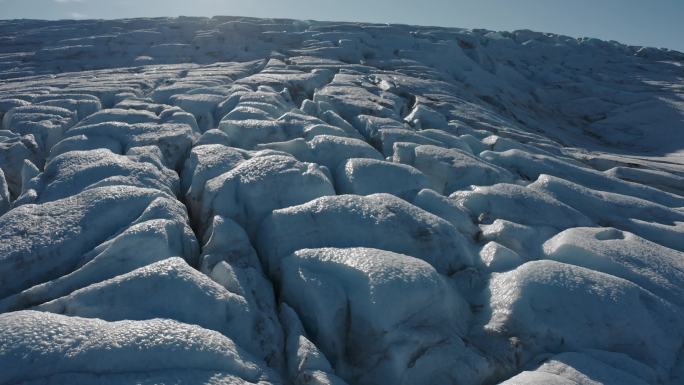 北极雪原冻土带。这个极地地区的山峰。挪威陡峭的冰川谷